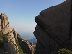 巍峨山峰壮丽自然景观