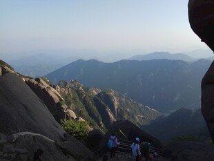 山顶游客赏壮丽山景