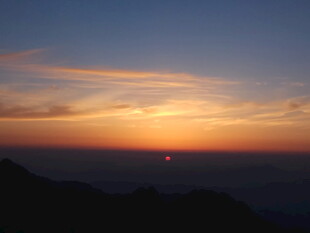 山顶壮丽日出美景
