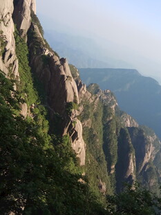 峻峭山峰与翠绿植被景观
