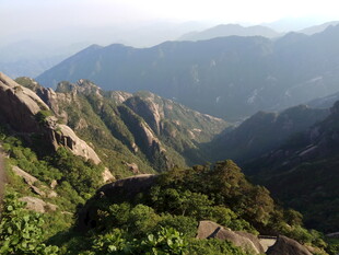 壮丽山景 绿意盎然的峰峦