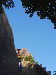 山间石阶上的攀登景象