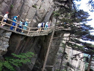 悬崖栈道上的游客身影