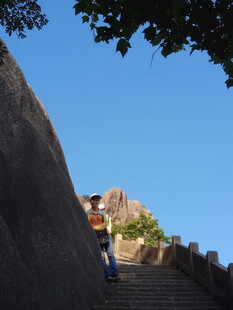 山间石阶上的攀登者