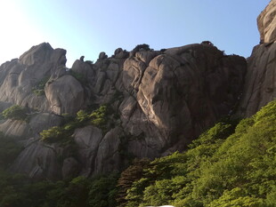 峻峭山峰与葱郁植被