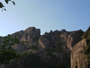 巍峨山峦景色壮丽