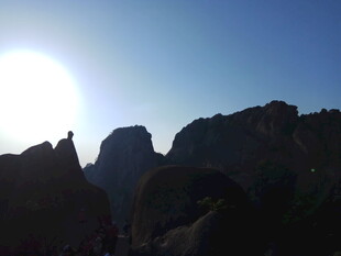 日出下的壮丽山峦