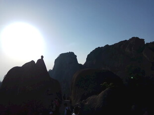 日出下的巍峨山峰剪影