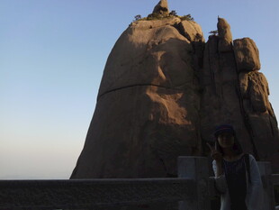 古老岩石建筑前的游客身影