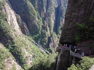 悬崖栈道上的游客风景
