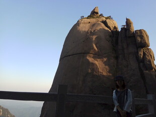 巍峨山峰上的独特景致