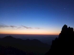 山顶壮丽日出景观