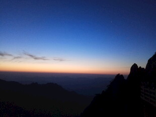 山顶壮丽日出景色