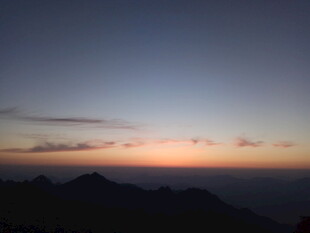 日落时分的山峦美景