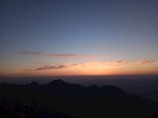 山间壮丽日出美景