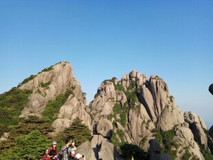 巍峨山峰间的徒步人群