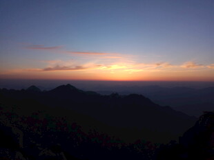 山间绝美日落景色