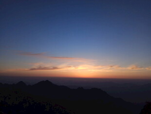 壮丽山间日落美景