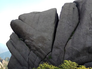奇特造型的黑色嶙峋山石