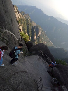 黄山险峻山道上的游客