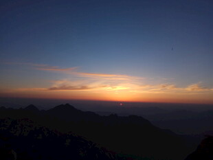 壮丽山巅日落美景