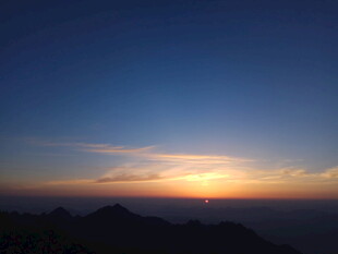 山顶壮丽日出美景