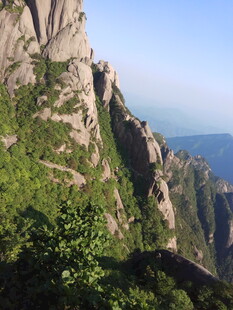 峻峭山峰绿意盎然