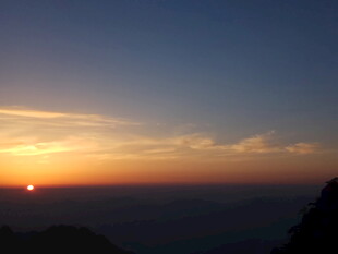 日出时分的壮丽山景