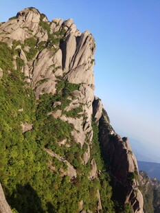 巍峨山峰绿意缠绕