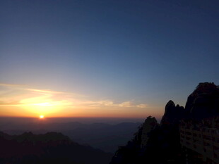 黄山之巅的壮丽日出