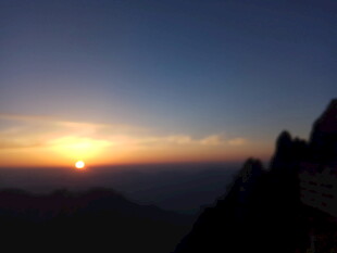 山顶壮丽日出美景