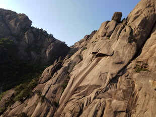 陡峭嶙峋的壮丽山景