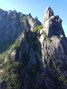 巍峨峻峭的壮丽山峰