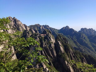 壮丽山景 绿意点缀奇峰