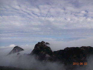 云雾缭绕的壮丽山峰