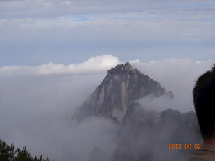 云雾缭绕中的巍峨山峰