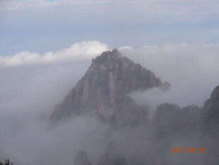 云雾缭绕中的巍峨山峰