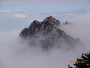 云雾缭绕中的巍峨山峰