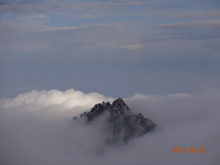 云雾环绕的巍峨山峰