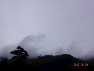 云雾缭绕的山间景致