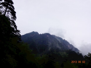 云雾缭绕的山间景色