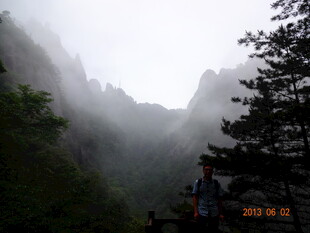 山间云雾中的徒步者