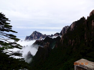 黄山美景 云雾缭绕的山峦