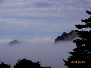 黄山云海中的秀丽山峰