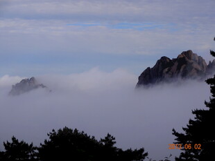 云雾缭绕的壮美山峦