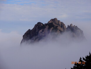 云雾缭绕中的巍峨山峰