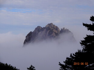 云雾缭绕中的壮美山峰