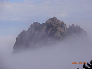云雾缭绕中的巍峨山峰