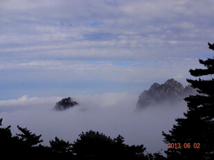 云雾缭绕中的壮美山峦