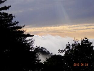 山间云海与朦胧天色美景